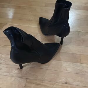 Mia stiletto booties suze 11, never worn